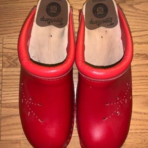 O’keefe Red Troentorp Clogs Women’s size 8